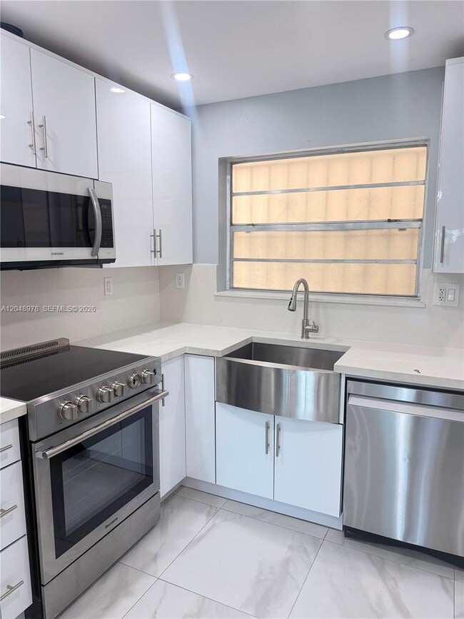 Building Photo - 453 SW 2nd St Unit 306C