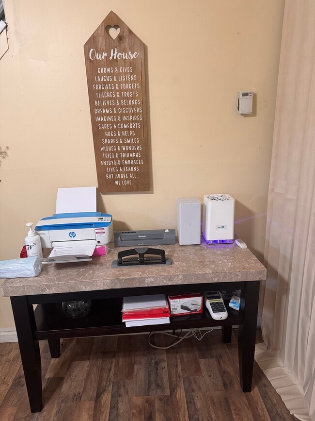 Building Photo - 130 N 20th St Unit Comfy 1 Bedroom Apartment