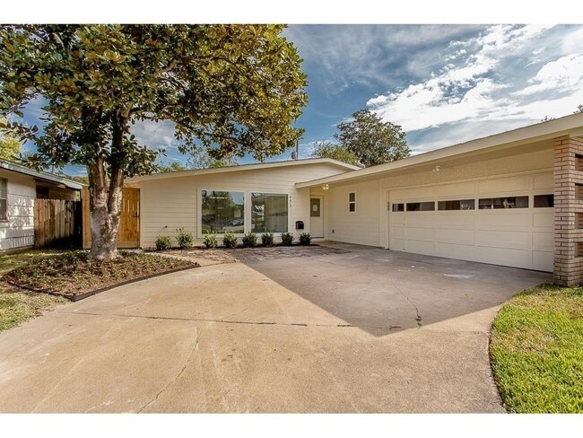 Building Photo - 7413 Albacore Dr Rental