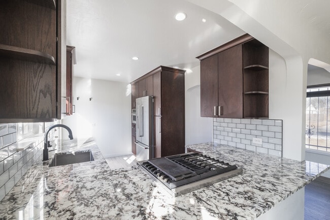 Photo - 2865 Niagara St