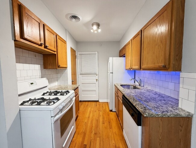 Building Photo - 6535 N Mozart St Unit 1F