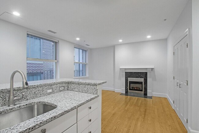 Building Photo - 140 Boylston St Unit 8