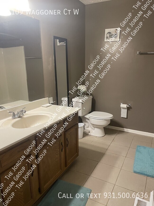 Photo - 1109 Waggoner Ct W