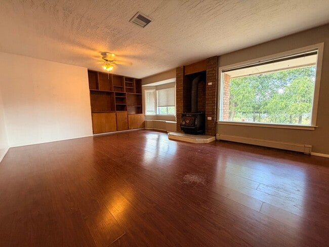 134 S Main St Unidad A - Upstairs