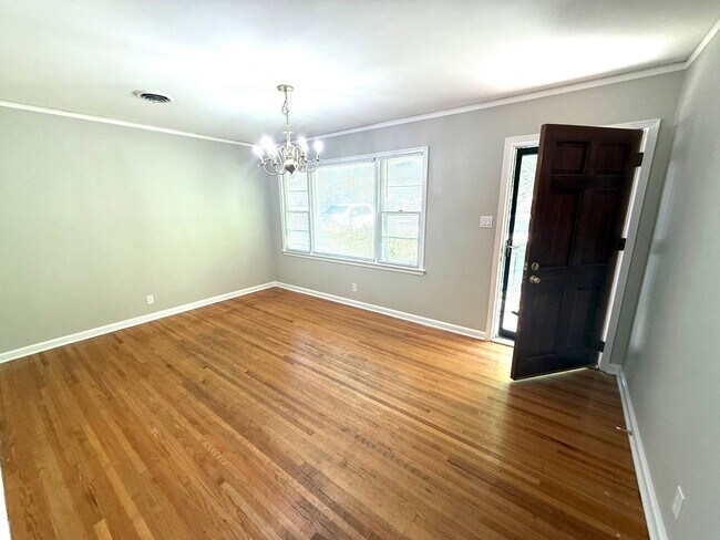 Photo - ** 3 bed 1 bath located in Forest Hills ** Call 334-366-9198 to schedule a self showing