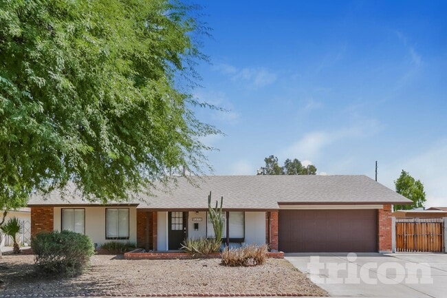 Building Photo - 9215 N 39th Dr