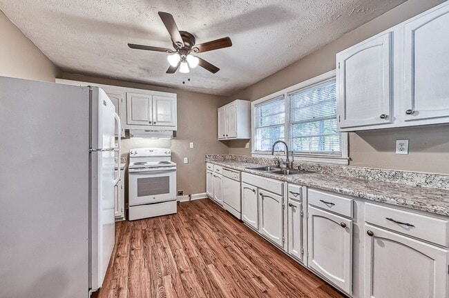 Photo - 3 bedrooms & 1.5 bath in Decatur!