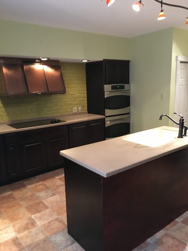 Building Photo - 213 E Water St Unit 213