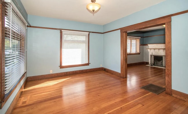 Photo - 3 Bed, 1 Bath Home by Downtown!