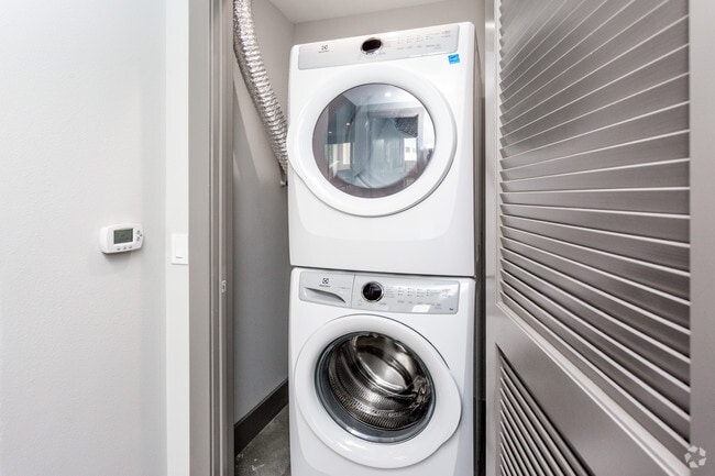 1BR, 1BA - 789 SF