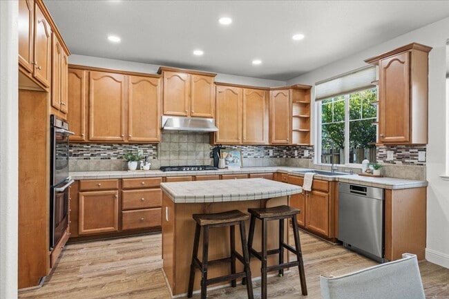 Photo - Elegant & Spacious 4 Bedroom Home Near Fol...