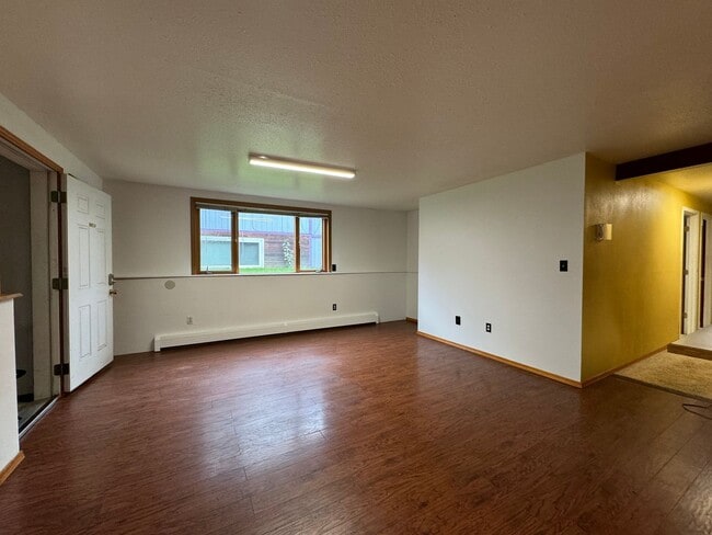 Photo - 3 Bedroom 1 -1/2 Bath Lower Apartment with...