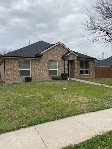 Building Photo - 1827 Lake Travis Dr