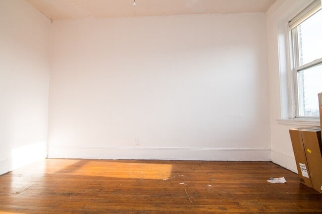 Building Photo - Great BU two bedroom, high ceilings, great living room Unit #30