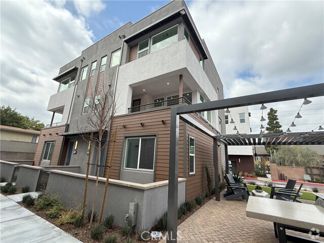 Building Photo - 693 S Lyon St Rental