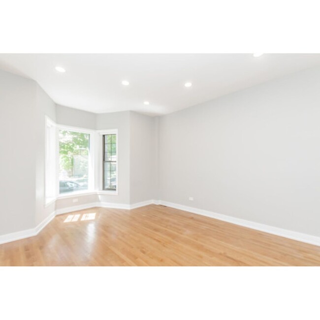 Photo - Luxury 3 Bedroom Apartment in Ideal Gold C... Unit 101