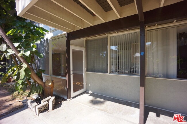 Building Photo - 11133 ROSE Ave Unit 17