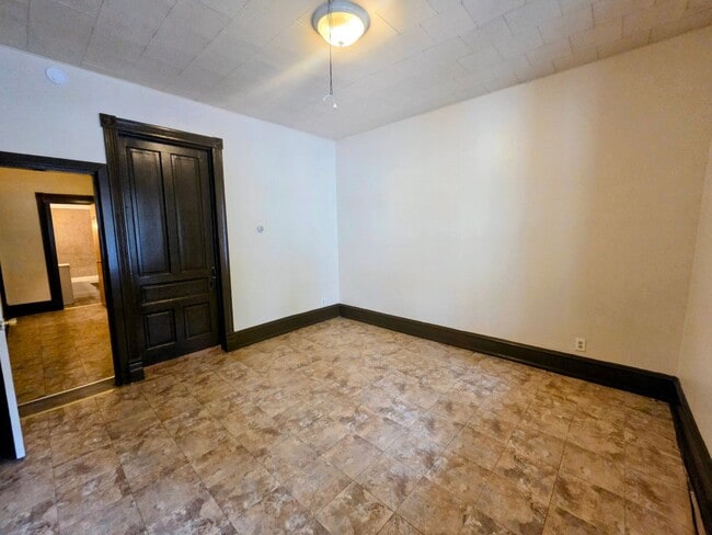 Building Photo - 245 N 4th St Unit 1
