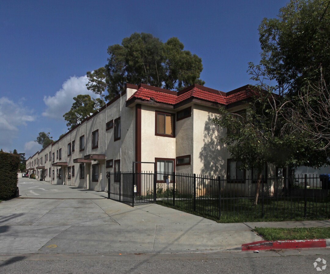 Photo - 2435 W Avenue 33 Apartments