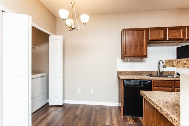 1BR, 1BA - 678 SF - The Foxfire