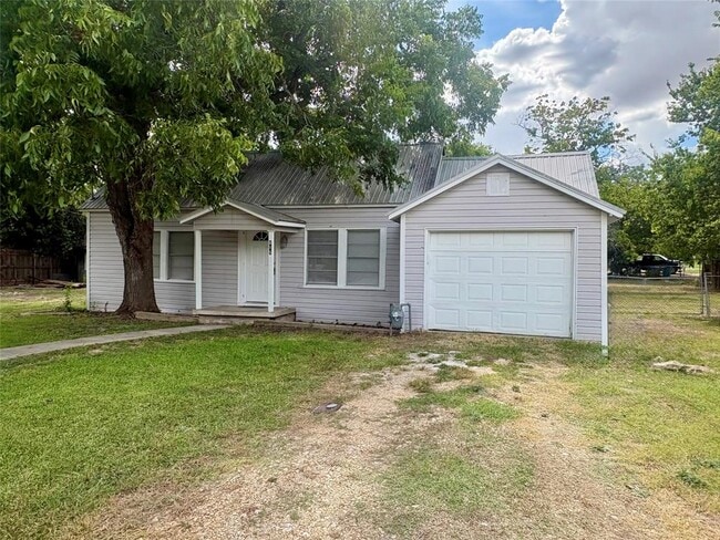 Photo - 815 Lizzie St