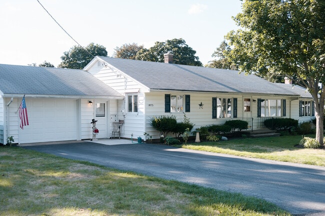 Building Photo - 4075 Circle Dr Rental