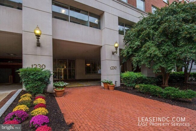 Building Photo - 1230 23rd St NW Unit #819