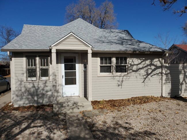 Building Photo - 900 E Myrtle St