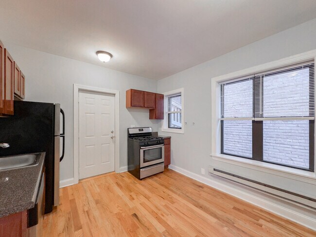 Photo - 3725 N Pine Grv Unidad W3