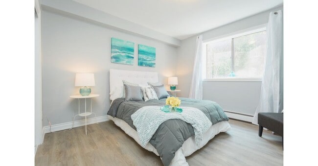 Photo - 2194 King St E