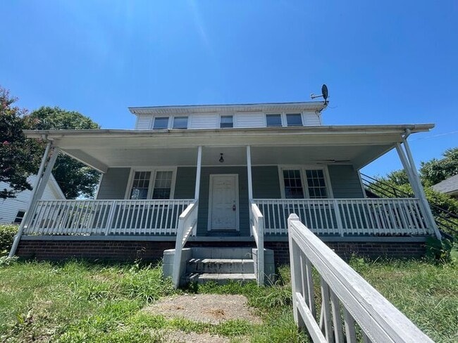 Building Photo - 4 bedroom 2 bath house
