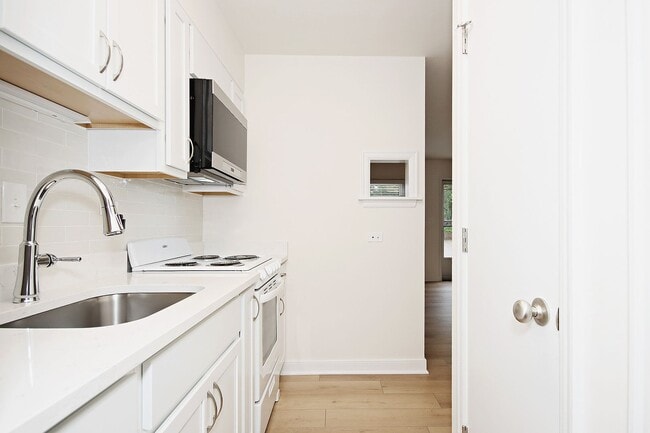 Photo - Student-Friendly 1BR Apartment Near The School of Data Science Unit Ivy Rd 2114 #10