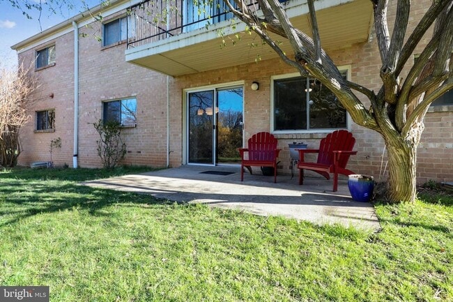 Building Photo - Private and Spacious Condo in Bethesda!