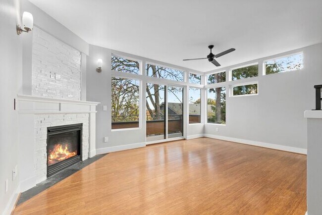 Photo - Luxurious Air-Conditioned Leschi View Townhome
