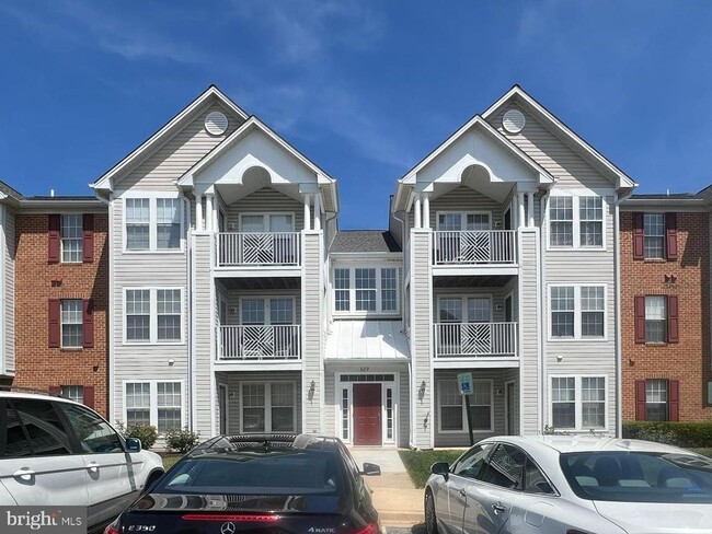 Building Photo - Beautiful 2bd 2bth mid level condo featuri...