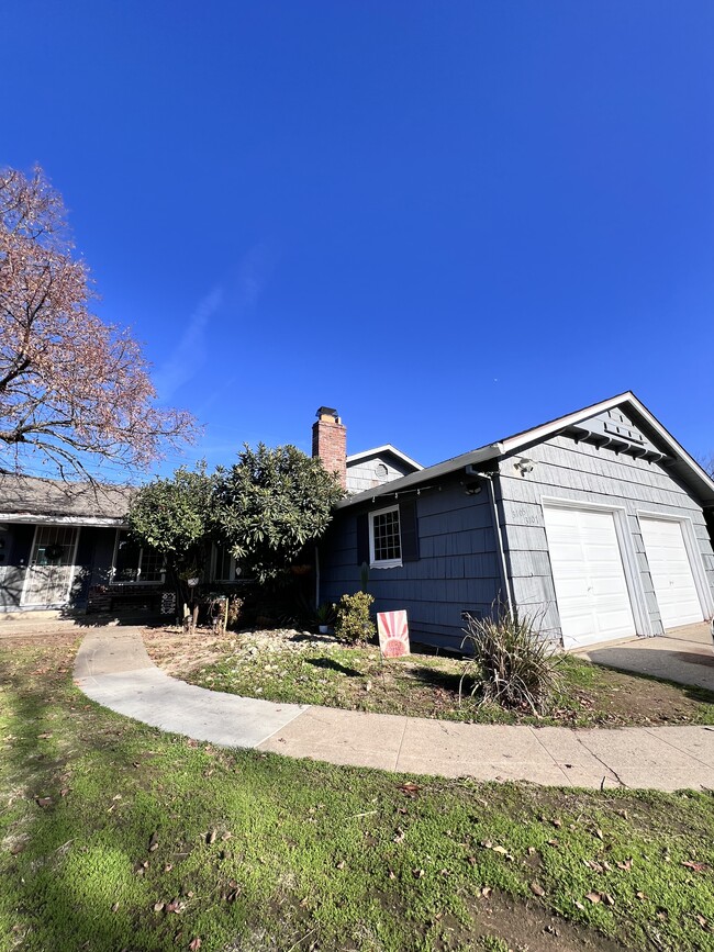 Part of a Duplex, Private Garage - 3105 Hampshire Dr House