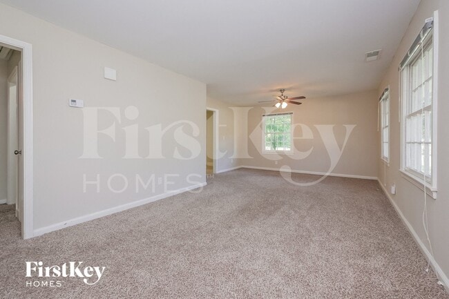 Photo - 873 White Oak Dr