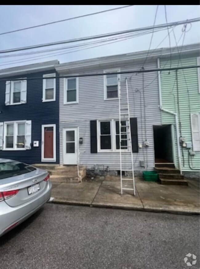 Building Photo - Coming soon!!!  Beautiful 3 Bedroom 1 and ... Rental