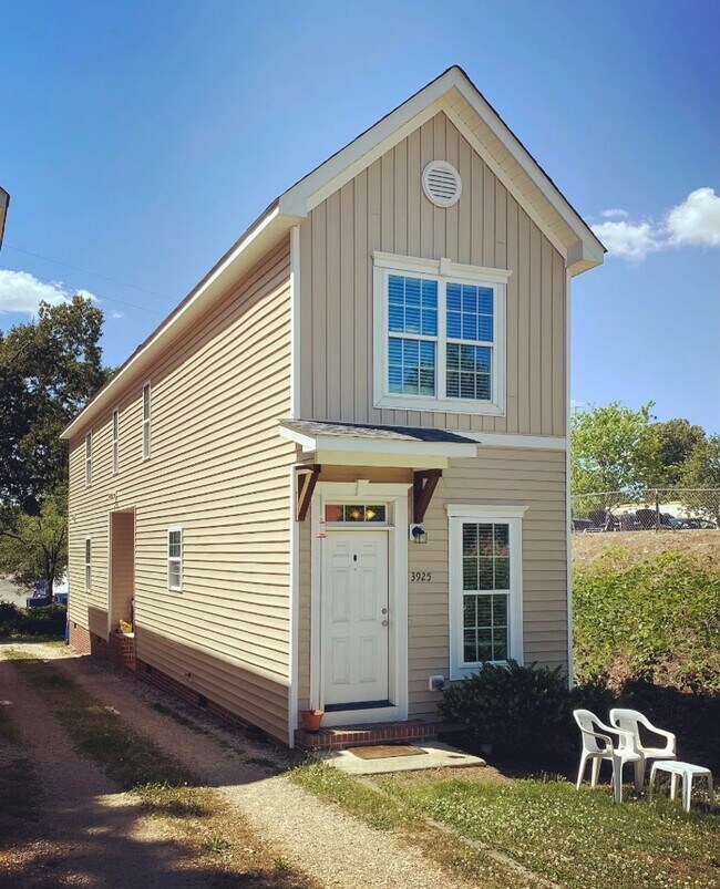 Building Photo - 3925 Lexington Dr