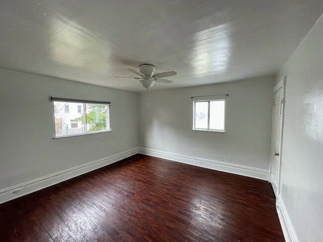 Building Photo - 2 bed 1 bath - Greenfield, nice location, laundry included