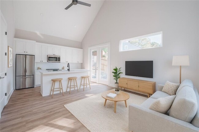 Photo - 606 Glenwood Pl SE