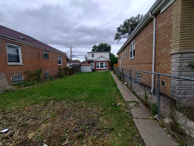 Photo - 316 E 107th St