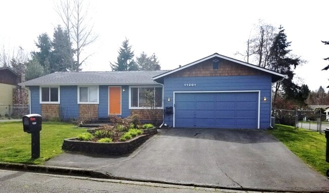 Building Photo - Kent east hill Ranch Rambler corner lot home, 3 bedroom 2 bath w/bonus room & large deck!