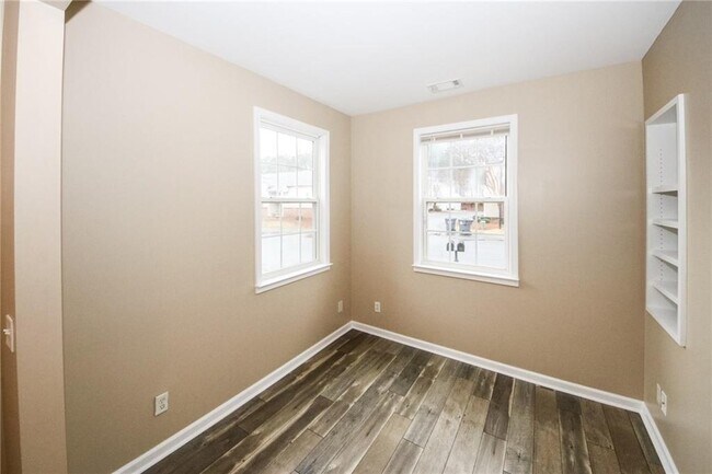 Photo - 170 Windcroft Ln NW