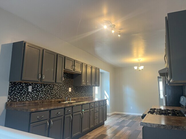 Photo - 117 W 36th St