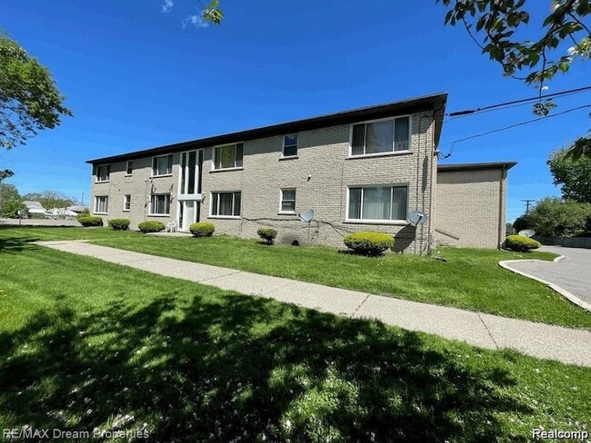 Building Photo - 16480 E 9 Mile Rd Unit 102
