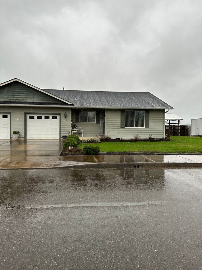 2 Bed 1 Bath Duplex with garage in Sutherlin - 2 Bed 1 Bath Duplex with garage in Sutherlin House