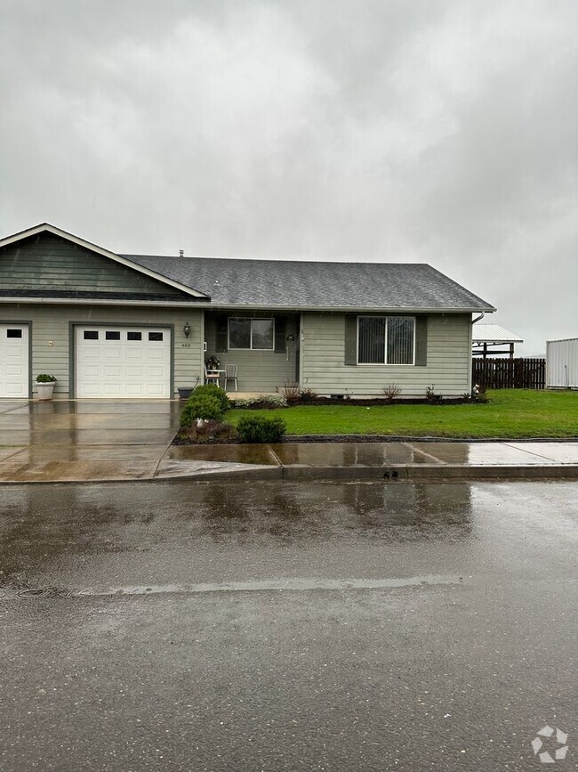 Building Photo - 2 Bed 1 Bath Duplex with garage in Sutherlin Rental