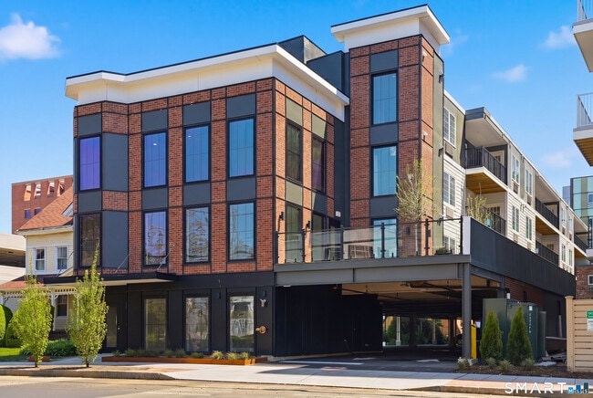 Building Photo - 589 Bedford St Unit 301
