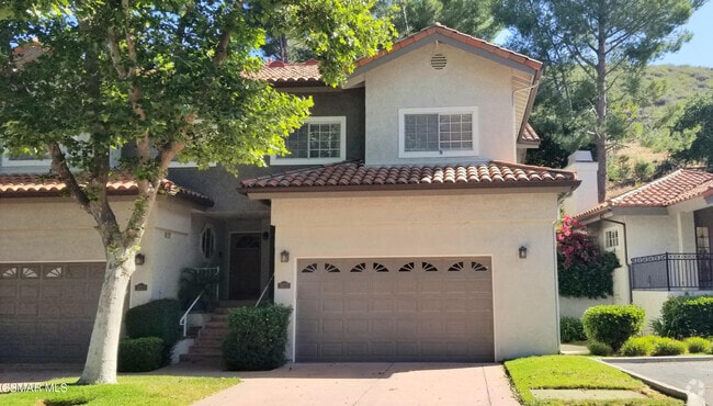 Building Photo - 3075 E Hillcrest Dr Rental